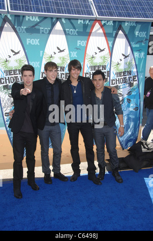 James Maslow, Kendall Schmidt, Logan Henderson, Carlos Pena Jr. im Ankunftsbereich für Teen Choice Awards 2010 - Ankünfte, Gibson Amphitheater, Los Angeles, CA 8. August 2010. Foto von: Michael Germana/Everett Collection Stockfoto