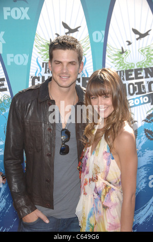 Rick Malambri, Sharni Vinson im Ankunftsbereich für Teen Choice Awards 2010 - Ankünfte, Gibson Amphitheater, Los Angeles, CA am 8 August, Stockfoto