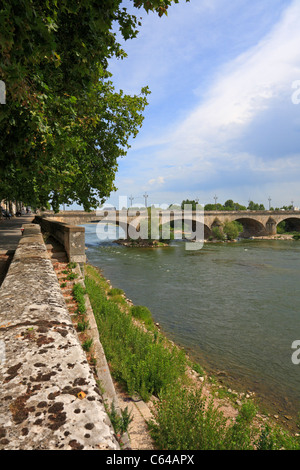 Pont George V genannt auch Pont Royal und Loire River, Orleans, Loiret, Frankreich. Stockfoto