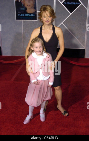 Jodie Foster, Marlene Lawston im Ankunftsbereich für FLIGHTPLAN Premiere, El Capitan Theatre, Los Angeles, CA, Montag, 19. September 2005. Foto von: David Longendyke/Everett Collection Stockfoto