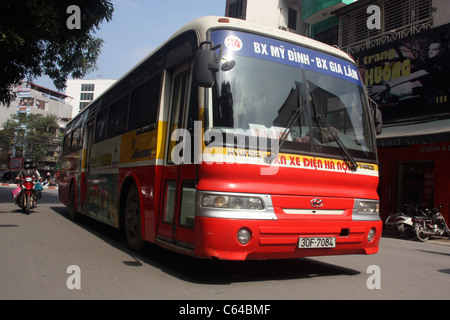 Überfüllten Bus Personennahverkehr in Hanoi Vietnam Stockfoto