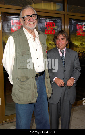 George A. Romero, Peter Grunwald im Ankunftsbereich für Romeros LAND OF THE DEAD Premiere, Manns National Theatre in Westwood, Los Angeles, Kalifornien, 20. Juni 2005. Foto von: Michael Germana/Everett Collection Stockfoto