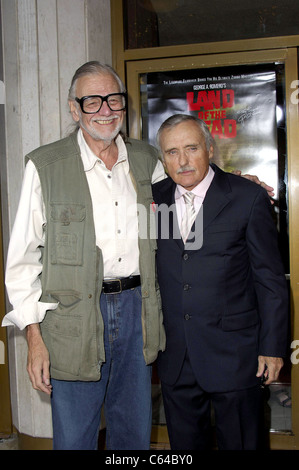 George A. Romero, Dennis Hopper im Ankunftsbereich für Romeros LAND OF THE DEAD Premiere, Manns National Theatre in Westwood, Los Angeles, Kalifornien, 20. Juni 2005. Foto von: Michael Germana/Everett Collection Stockfoto