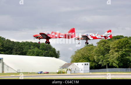 Scottish Aviation Bulldog Serie 101 G-ULHI und G-RNRS von Ultimate High display team Stockfoto