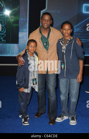 Blair Underwood, Söhne im Ankunftsbereich für TRON: LEGACY Premiere, El Capitan Theatre, Los Angeles, CA 11. Dezember 2010. Foto von: Elizabeth Goodenough/Everett Collection Stockfoto