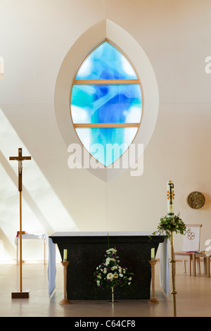 Altar und Buntglas-Fenster in der modernen Kirche Stockfoto