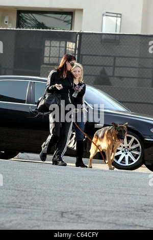 Nicky Hilton (mit einer Balenciaga Tasche) einen Hund spazieren gehen, während Sie einkaufen mit einem Freund in der Nähe von Maxfield Boutique in West Hollywood, Los Angeles, CA, Freitag, 22. April 2005. Foto von: Maximillion/Everett Collection Stockfoto