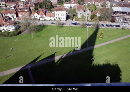 Abstrakte Schuss von Salisbury Cathedral Schatten fallen über dem grünen Rasen des Cathedral Close. Stockfoto