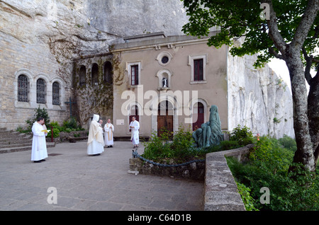 Dominikanermönche im Hof des Klosters der Maria Magdalene Heilige Höhle im Sainte-Baume Massiv oder Sainte Baume Mountain Provence Frankreich Stockfoto