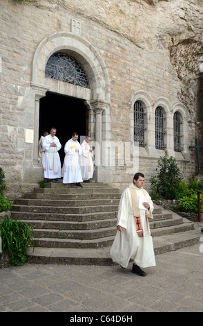 Dominikanermönche außerhalb des Schreins an der Maria Magdalena Holy Cave in der Sainte-Baume Massif, oder Sainte Baume Mountain, Provence, Frankreich Stockfoto