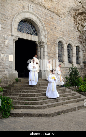 Dominikanermönche in der Maria Magdalena Holy Cave, Grotte oder Kirche in der Sainte-Baume Massif oder Sainte Baume Mountain Provence Frankreich Stockfoto