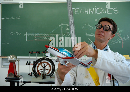 Lustige Lehrer erklären, Motorflug mit Modellflugzeug Stockfoto