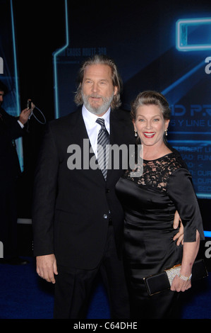 Jeff Bridges, Susan Geston im Ankunftsbereich für TRON: LEGACY Premiere, El Capitan Theatre, Los Angeles, CA 11. Dezember 2010. Foto von: Michael Germana/Everett Collection Stockfoto