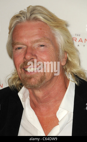 Richard Branson im Ankunftsbereich für Rock der Kasbah Gala Benefit Virgin Unite and Eve Branson Foundation, Dorothy Chandler Pavilion, Los Angeles, CA 11. November 2010. Foto von: Dee Cercone/Everett Collection Stockfoto