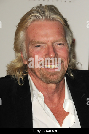 Richard Branson im Ankunftsbereich für Rock der Kasbah Gala Benefit Virgin Unite and Eve Branson Foundation, Dorothy Chandler Pavilion, Los Angeles, CA 11. November 2010. Foto von: Dee Cercone/Everett Collection Stockfoto