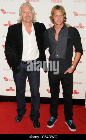 Richard Branson, Sam Branson im Ankunftsbereich für Rock der Kasbah Gala Benefit Virgin Unite und Eve Branson Foundation, Dorothy Chandler Pavilion, Los Angeles, CA 11. November 2010. Foto von: Dee Cercone/Everett Collection Stockfoto