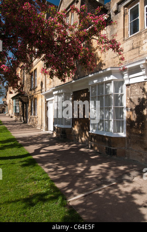Eine Mischung aus architektonischen Stilen gebaut von Cotswold Stone in High Street, Chipping Campden, Cotswolds, Gloucestershire, England Stockfoto