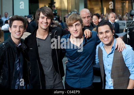 Big Time Rush, Logan Henderson, James Maslow, Kendall Schmidt, Carlos Pena für NBC auf der Bühne heute zeigen Konzertreihe mit Big Stockfoto