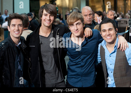 Big Time Rush, Logan Henderson, James Maslow, Kendall Schmidt, Carlos Pena für NBC auf der Bühne heute zeigen Konzertreihe mit Big Stockfoto