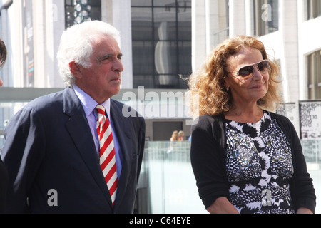 IMG-Chairman und CEO, Ted Forstmann, Rat der Modedesigner von Amerika Präsident, Diane von Furstenberg auf der Pressekonferenz für Mercedes-Benz Fashion Woche Auftakt und Lincoln Center Debüt, Columbus Avenue, New York, NY 8. September 2010. Foto von: Rob Kim/Everett Collection Stockfoto