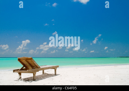 Leinwand-Stuhl an einem tropischen Strand Stockfoto