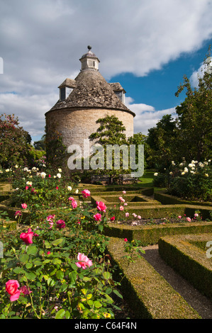 Die Taube-Haus, erbaut im Jahre 1685 steht unter den Rosen und Buchsbaumhecken des Parterres Rousham House, Oxfordshire, England Stockfoto