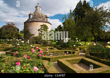 Rosen und Buchsbaumhecken des Parterres Rousham House, Oxfordshire, England. Stockfoto