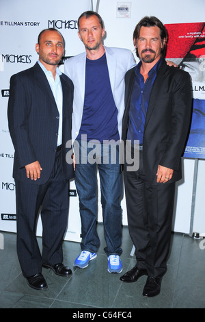 Amir Bar-Lev, John Battsek, Josh Brolin im Ankunftsbereich für THE TILLMAN STORY Premiere, MoMA Museum of Modern Art, New York, NY 9. August 2010. Foto von: Gregorio T. Binuya/Everett Collection Stockfoto