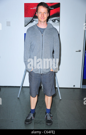 John Cameron Mitchell bei der Ankunft für die TILLMAN STORY Premiere, MoMA Museum of Modern Art, New York, NY 9. August 2010. Foto Stockfoto