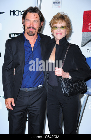 Josh Brolin, Jane Fonda im Ankunftsbereich für THE TILLMAN STORY Premiere, MoMA Museum of Modern Art, New York, NY 9. August 2010. Foto von: Gregorio T. Binuya/Everett Collection Stockfoto