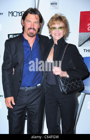 Josh Brolin, Jane Fonda im Ankunftsbereich für THE TILLMAN STORY Premiere, MoMA Museum of Modern Art, New York, NY 9. August 2010. Foto von: Gregorio T. Binuya/Everett Collection Stockfoto