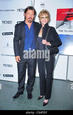 Josh Brolin, Jane Fonda im Ankunftsbereich für THE TILLMAN STORY Premiere, MoMA Museum of Modern Art, New York, NY 9. August 2010. Foto von: Gregorio T. Binuya/Everett Collection Stockfoto