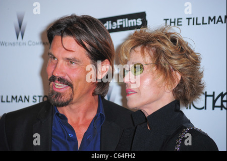 Josh Brolin, Jane Fonda im Ankunftsbereich für THE TILLMAN STORY Premiere, MoMA Museum of Modern Art, New York, NY 9. August 2010. Foto von: Gregorio T. Binuya/Everett Collection Stockfoto