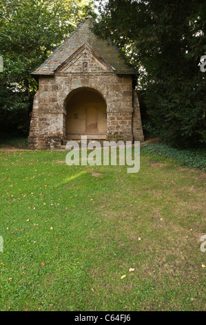 Die Stein, die Pyramide (1720) entworfen von William Kent zeichnet unter altem Baumbestand von Rousham House, Oxfordshire, England Stockfoto