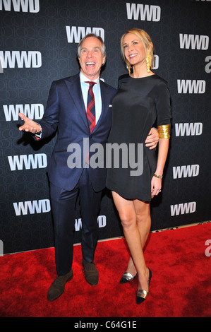 Tommy Hilfiger, Dee Ocleppo im Ankunftsbereich für Frauen tragen täglich (WWD) 100. Jubiläums-Gala, Restaurant Cipriani 42nd Street, New York, NY 2. November 2010. Foto von: Gregorio T. Binuya/Everett Collection Stockfoto