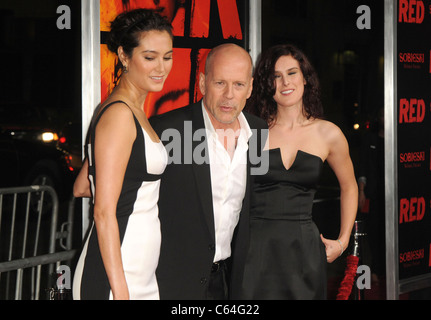 Emma Heming, Bruce Willis, Rumer Willis im Ankunftsbereich für RED Premiere, Graumans Chinese Theatre, Los Angeles, CA 11. Oktober 2010. Foto von: Dee Cercone/Everett Collection Stockfoto