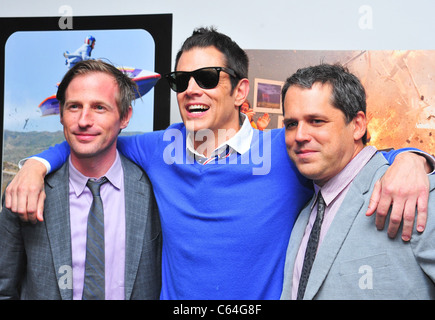 Spike Jonze, Johnny Knoxville, Jeff Tremaine im Ankunftsbereich für JACKASS 3D World Premiere, MoMA Museum of Modern Art, New York, NY Stockfoto