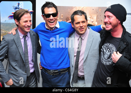 Spike Jonze, Johnny Knoxville, Jeff Tremaine, Ehren McGhehey im Ankunftsbereich für JACKASS 3D World Premiere, MoMA Museum of Modern Art, New York, NY 11. Oktober 2010. Foto von: Gregorio T. Binuya/Everett Collection Stockfoto