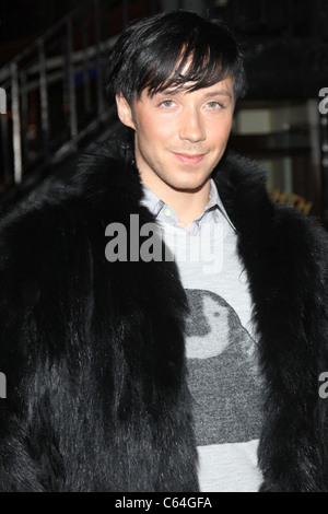 Johnny Weir im Ankunftsbereich für 127 HOURS Premiere, Chelsea Clearview Cinema, New York, NY 2. November 2010. Foto von: Rob Kim/Everett Collection Stockfoto