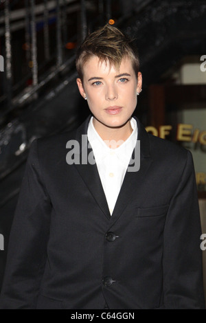 Agyness Deyn im Ankunftsbereich für 127 HOURS Premiere, Chelsea Clearview Cinema, New York, NY 2. November 2010. Foto von: Rob Kim/Everett Collection Stockfoto