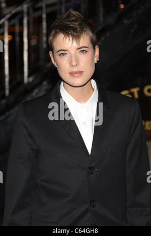 Agyness Deyn im Ankunftsbereich für 127 HOURS Premiere, Chelsea Clearview Cinema, New York, NY 2. November 2010. Foto von: Rob Kim/Everett Collection Stockfoto