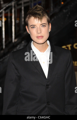 Agyness Deyn im Ankunftsbereich für 127 HOURS Premiere, Chelsea Clearview Cinema, New York, NY 2. November 2010. Foto von: Rob Kim/Everett Collection Stockfoto