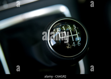 Deutsches Autoinnenraum mit Sechsgang-Schalthebel im Fokus Stockfoto