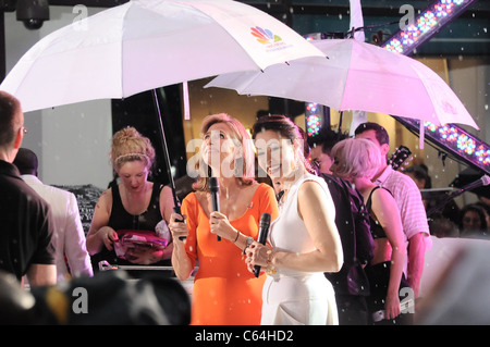 Meredith Viera, Ann Curry auf der Bühne für NBC heute zeigen Konzert mit Lady Gaga, Rockefeller Plaza, New York, NY 9. Juli 2010. Foto von: Rob Rich/Everett Collection Stockfoto