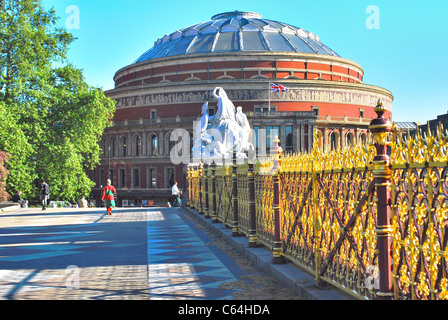 Royal Albert Hall, London, gesehen von der Ostseite des das Albert Memorial an hellen Frühlingstag mit reich verzierten Geländer durch Sonne beleuchtet. Stockfoto