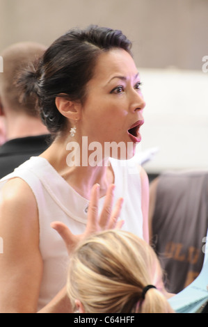 Ann Curry auf der Bühne für NBC heute zeigen Konzert mit Lady Gaga, Rockefeller Plaza, New York, NY 9. Juli 2010. Foto von: Rob Rich/Everett Collection Stockfoto