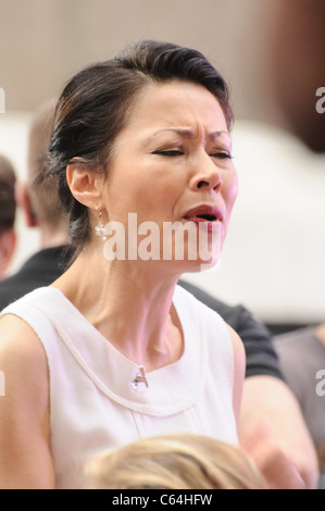 Ann Curry auf der Bühne für NBC heute zeigen Konzert mit Lady Gaga, Rockefeller Plaza, New York, NY 9. Juli 2010. Foto von: Rob Rich/Everett Collection Stockfoto