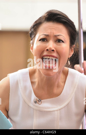 Ann Curry auf der Bühne für NBC heute zeigen Konzert mit Lady Gaga, Rockefeller Plaza, New York, NY 9. Juli 2010. Foto von: Rob Rich/Everett Collection Stockfoto