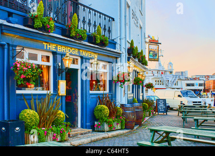 Der Bridge Tavern Pub in Old Portsmouth. Die Isle Of Wight Fähre ist im Hintergrund sichtbar. Stockfoto