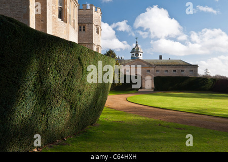 Ein Blick auf die große und kunstvoll gestalteten Stall-Block von Rousham House in Oxfordshire, England Stockfoto